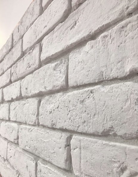 ściana z płytkami ceglanymi w kolorze białym